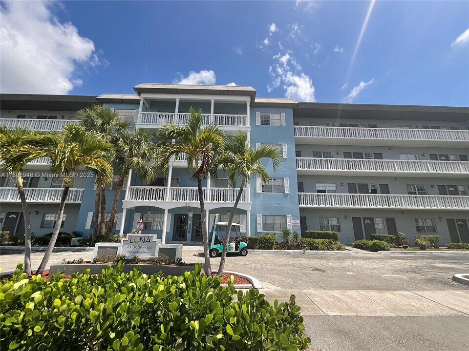 3501 Jackson St in Hollywood, FL - Building Photo
