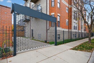 4956 S Champlain Ave in Chicago, IL - Foto de edificio - Building Photo
