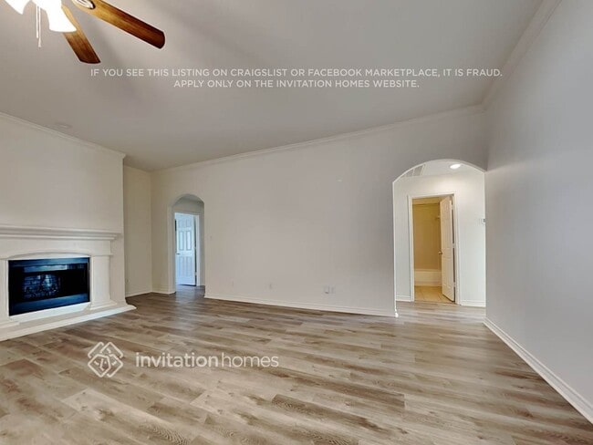 1000 Fox Willow Ct in Burleson, TX - Foto de edificio - Building Photo