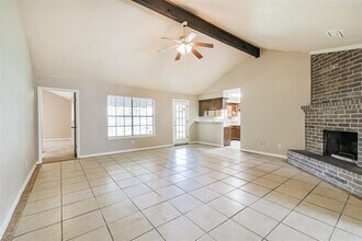 639 N Starboard St in Crosby, TX - Foto de edificio - Building Photo