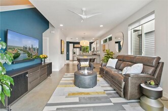 705 N Bluff Dr in Austin, TX - Building Photo - Building Photo