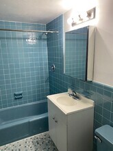 154 Lexington St, Unit 2 in Auburndale, MA - Foto de edificio - Building Photo