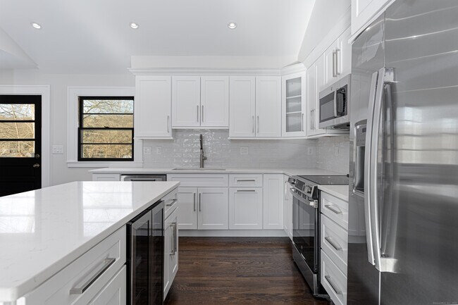 2750 Whitney Ave in Hamden, CT - Building Photo - Building Photo