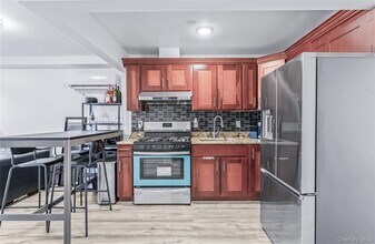 30-63-63 31st St in Queens, NY - Building Photo - Building Photo