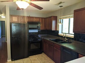 2260 Abbeywood Dr in Lisle, IL - Building Photo - Building Photo