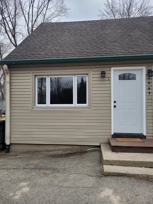 2441 Sandpoint Rd, Unit Apartment 1 in Fort Wayne, IN - Building Photo - Building Photo