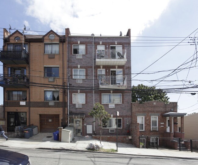 102-18 Radcliff Ave in Corona, NY - Building Photo - Building Photo