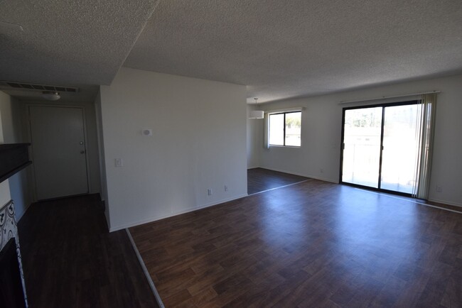 7550 Jordan Ave, Unit 211 in Los Angeles, CA - Foto de edificio - Building Photo