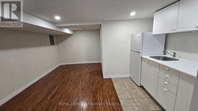 3661 Lake Shore Blvd W in Toronto, ON - Building Photo - Building Photo