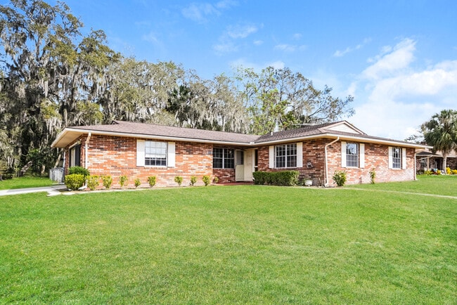 34449 Black Bass Cir in Fruitland Park, FL - Building Photo - Building Photo