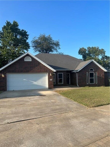 312 Ridgedale Dr in Farmington, AR - Foto de edificio