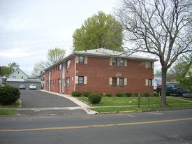 200 W Elizabeth Ave in Linden, NJ - Building Photo