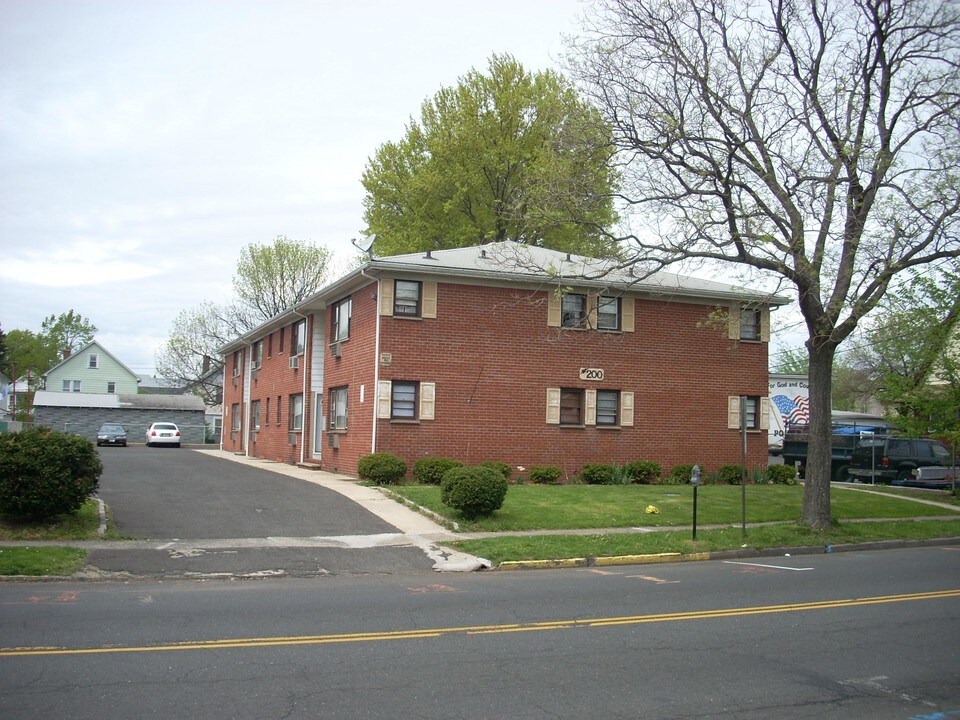 200 W Elizabeth Ave in Linden, NJ - Building Photo