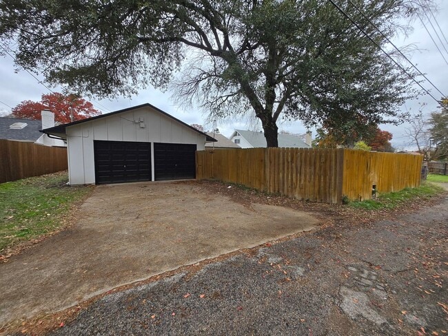 2012 Ebbtide Ln in Dallas, TX - Building Photo - Building Photo