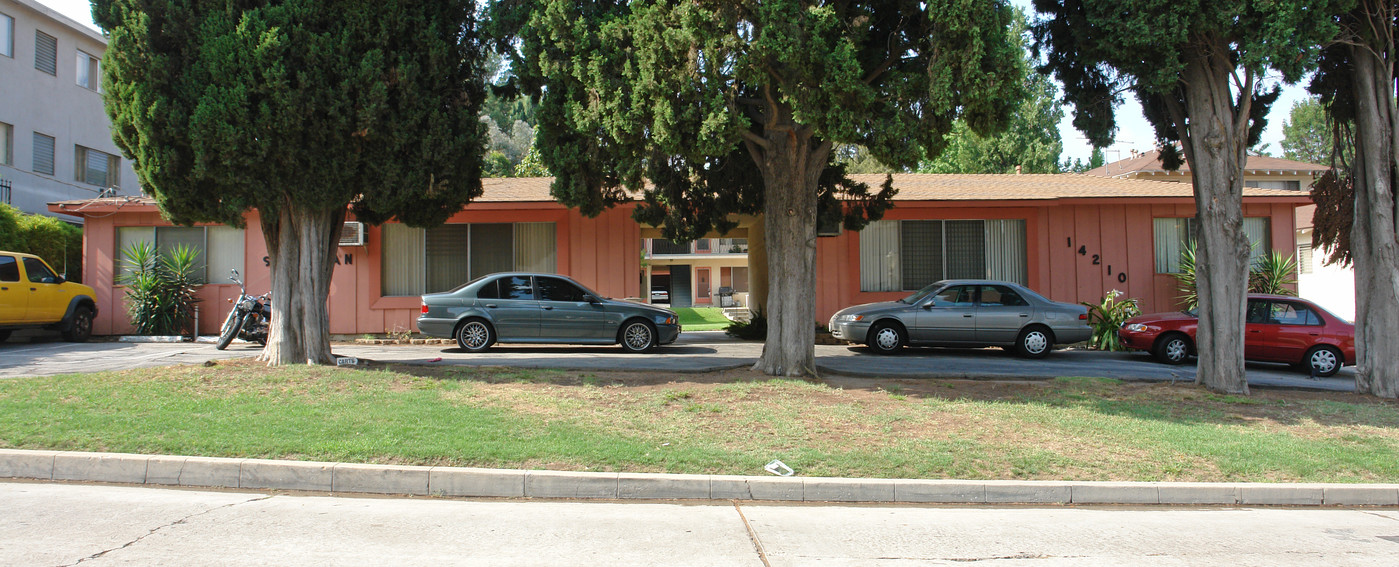 Royal Sherman in Sherman Oaks, CA - Building Photo