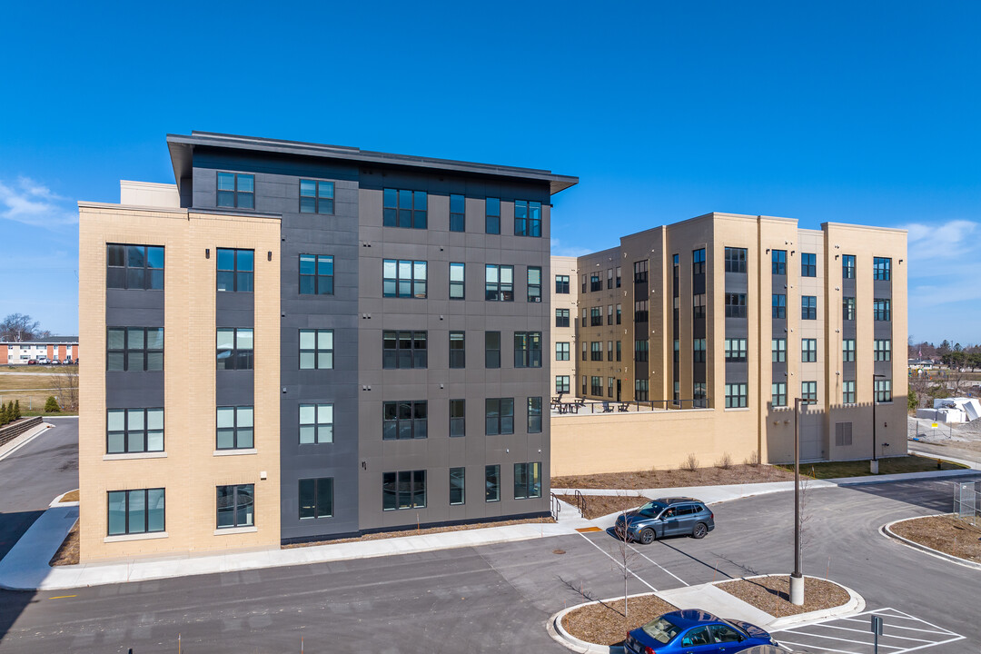 Avenue West in Racine, WI - Foto de edificio