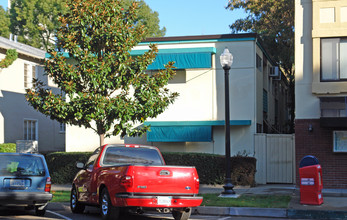 1327 O St in Sacramento, CA - Foto de edificio - Building Photo