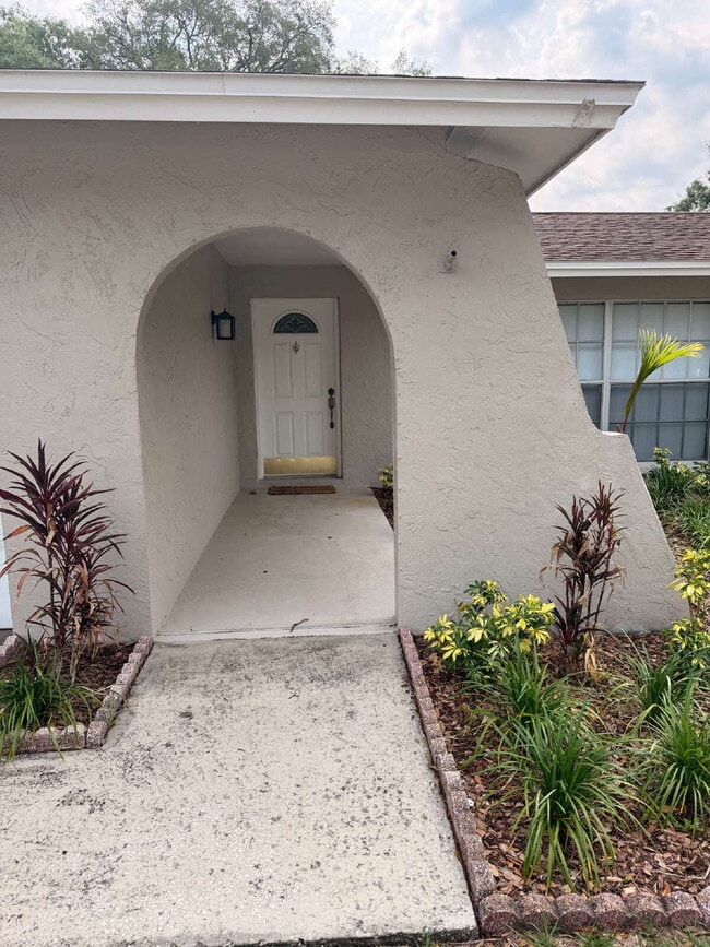 14001 Dominion Ct in Tampa, FL - Building Photo - Building Photo