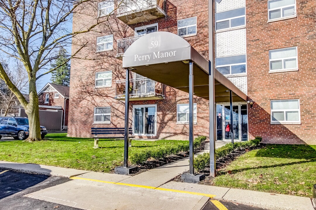 Perry Manor Apartments in Woodstock, ON - Building Photo