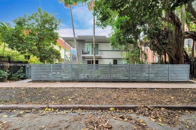 740 Meridian Ave, Unit 25 in Miami Beach, FL - Building Photo - Building Photo