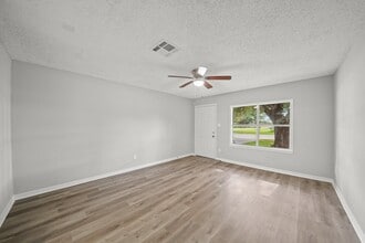 1100 Gilbert Ave in Bay City, TX - Building Photo - Building Photo