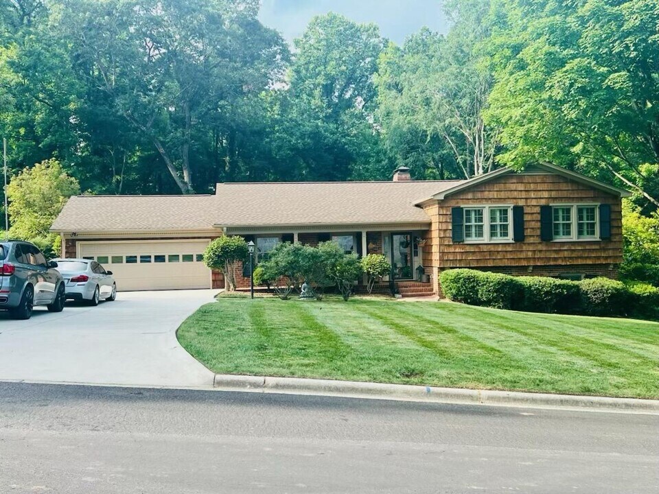 1404 Fernwood Dr in High Point, NC - Foto de edificio