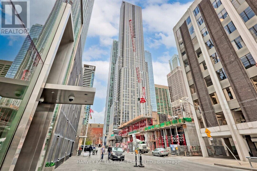 11-4511 Yorkville Ave in Toronto, ON - Building Photo
