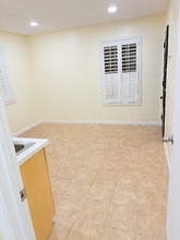 864 Stanford Ave, Unit B in Oakland, CA - Building Photo - Building Photo