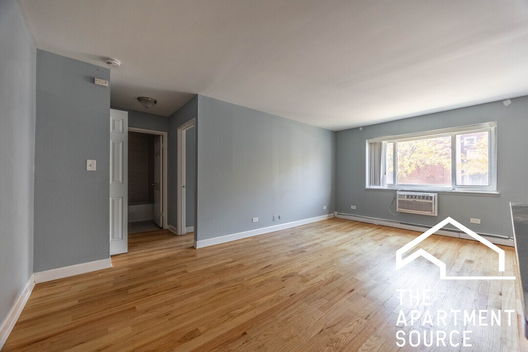 3801 N Pine Grove Ave, Unit 304 in Chicago, IL - Building Photo