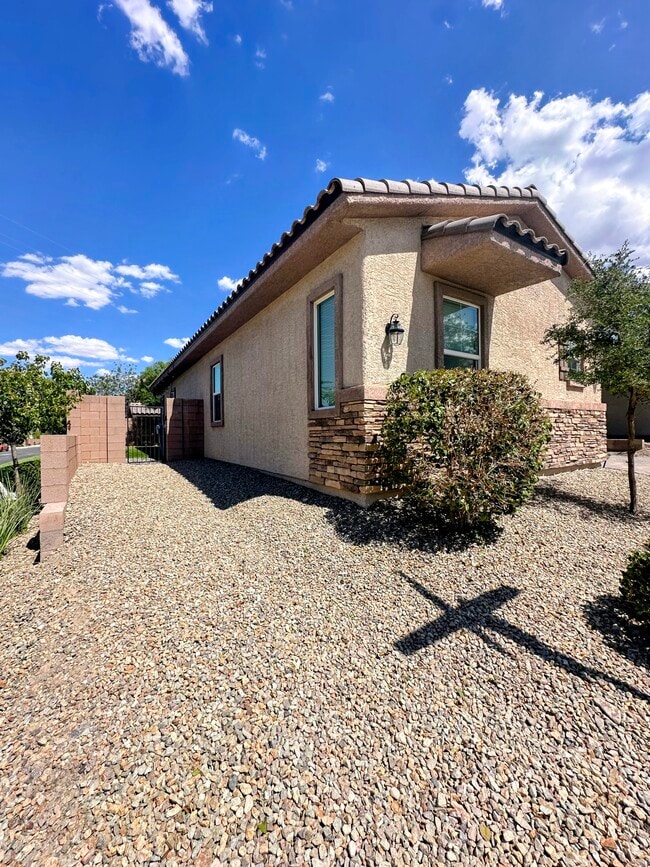 692 Nathanial Ct in Henderson, NV - Foto de edificio - Building Photo