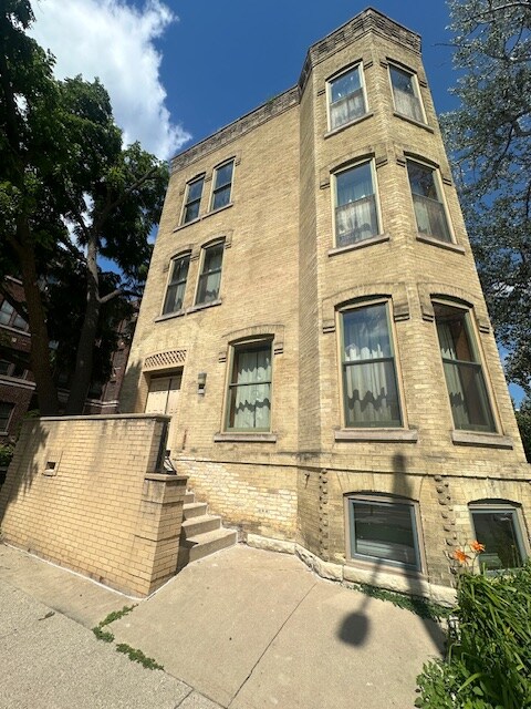 802 N Van Buren St in Milwaukee, WI - Building Photo