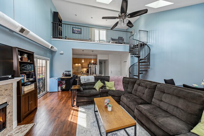 811 W Superior St, Unit 04a in Chicago, IL - Foto de edificio - Building Photo