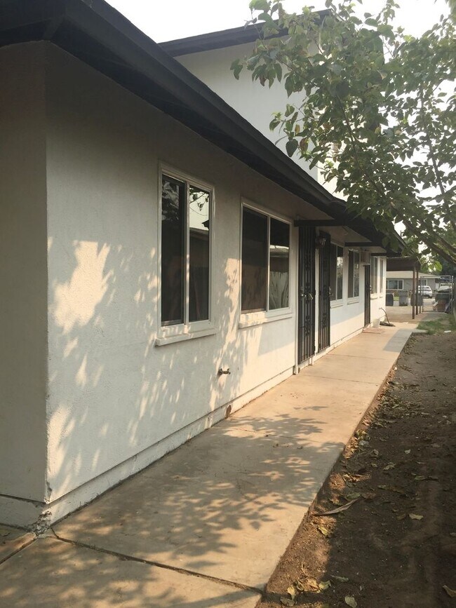 2432 S Cedar Ave-Unit -103 in Fresno, CA - Building Photo - Building Photo
