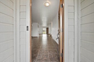 668 NW Crossing Dr in New Braunfels, TX - Foto de edificio - Building Photo