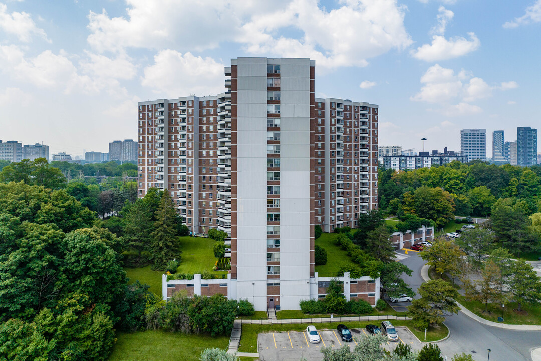 Wynford Park Condominiums in Toronto, ON - Building Photo