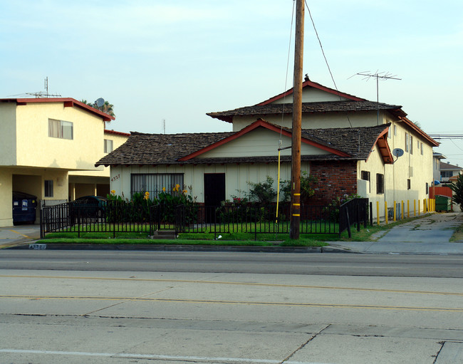 4327 W Rosecrans Ave in Hawthorne, CA - Building Photo - Building Photo