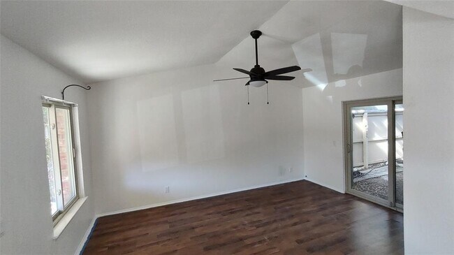 915 E Village Ln in Austin, TX - Building Photo - Building Photo