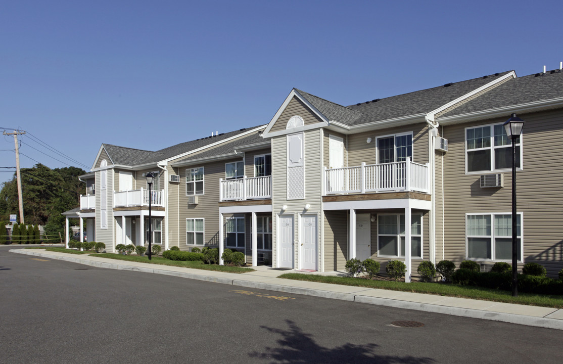 Fairfield Maples at North Lindenhurst in Copiague, NY - Building Photo