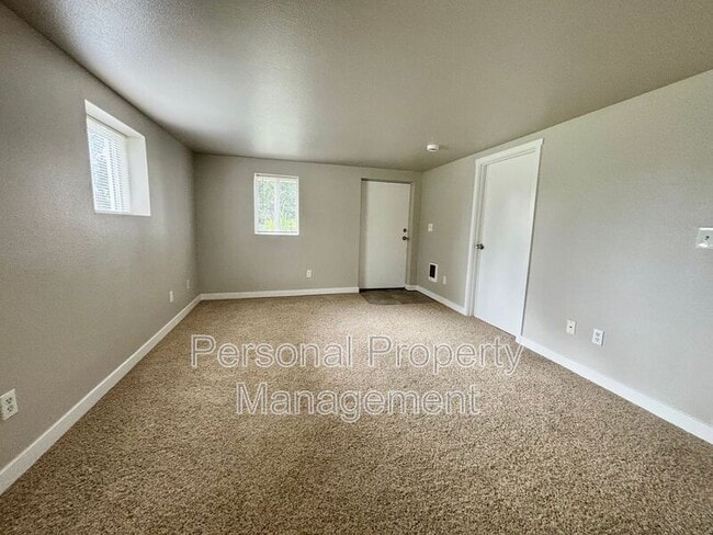 525 NW 10th Ave in Camas, WA - Foto de edificio - Building Photo