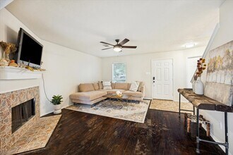 8807 Sage Pl Dr in Houston, TX - Foto de edificio - Building Photo