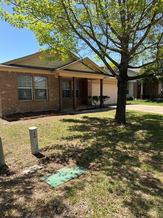 129 Holmstrom St in Hutto, TX - Building Photo