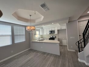 5224 Corteen Pl, Unit 4 in Valley Village, CA - Foto de edificio - Building Photo