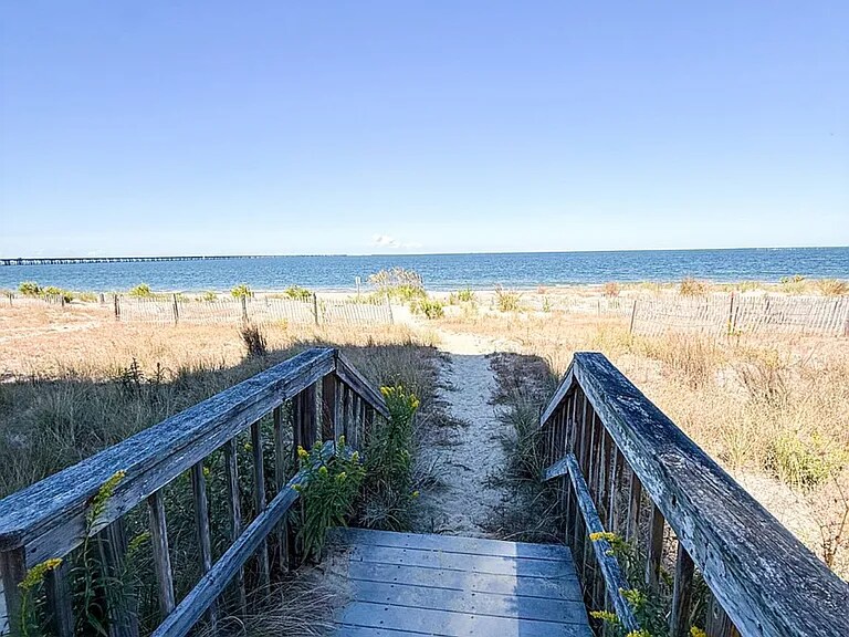 4466 Ocean View Ave in Virginia Beach, VA - Building Photo