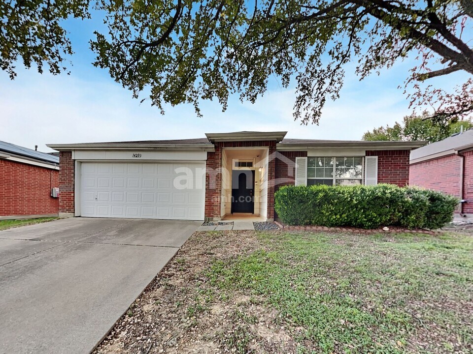 1420 Mosscreek Dr in Denton, TX - Building Photo