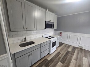96 E Main St in Rockaway, NJ - Foto de edificio - Building Photo