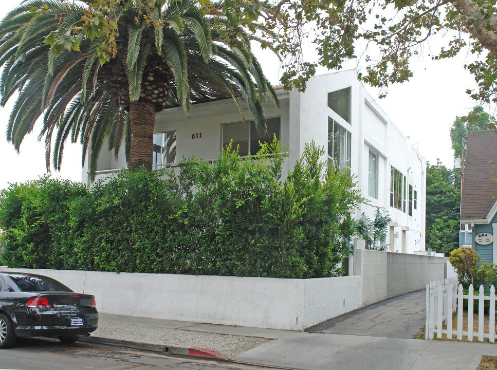 609-613 Westmount Dr in West Hollywood, CA - Building Photo