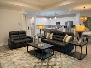 208 Indies Dr E in Naples, FL - Foto de edificio - Building Photo