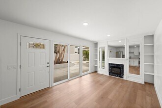 240 Avenida Lobeiro in San Clemente, CA - Foto de edificio - Building Photo