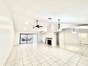 15028 Redcliff Dr in Tampa, FL - Building Photo - Building Photo