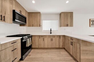 2206 N Brighton St in Burbank, CA - Building Photo - Building Photo